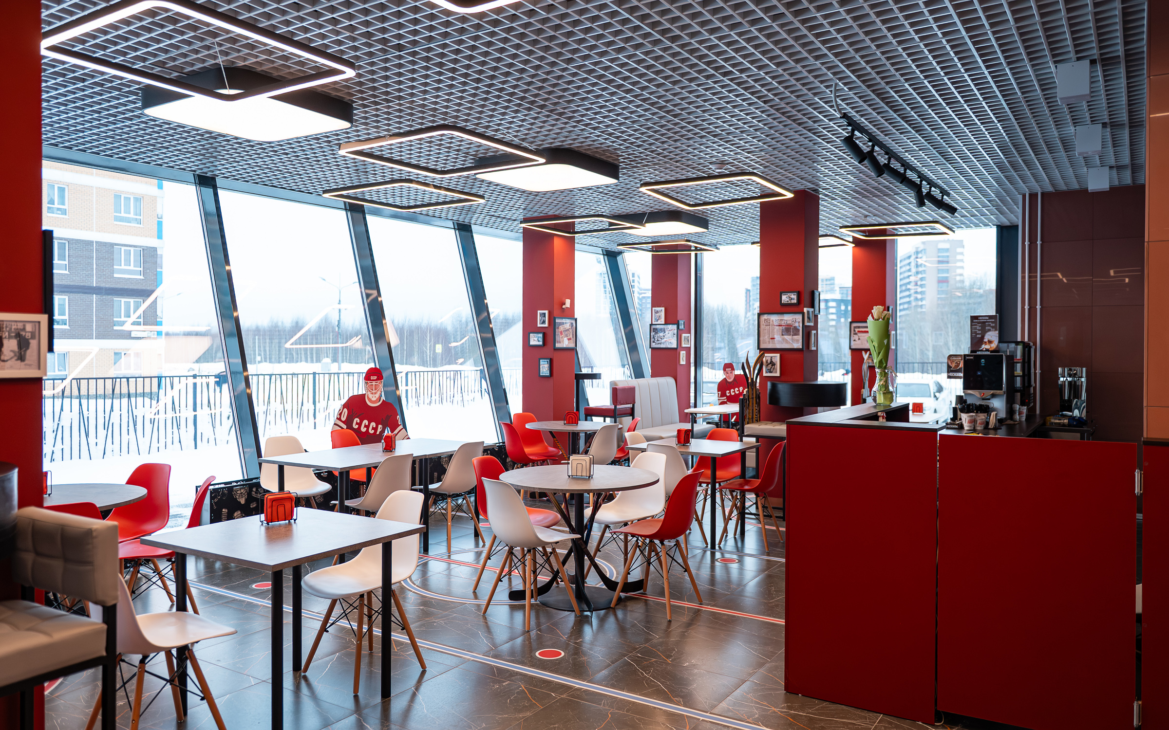 Кафе первого этажа и зона отдыха — фото 3