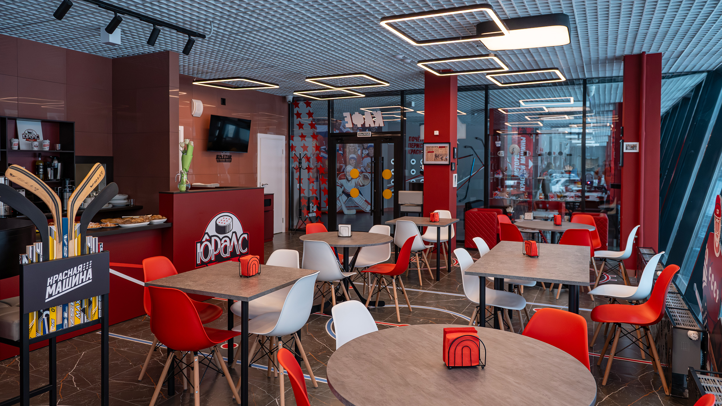 Кафе первого этажа и зона отдыха — фото 5