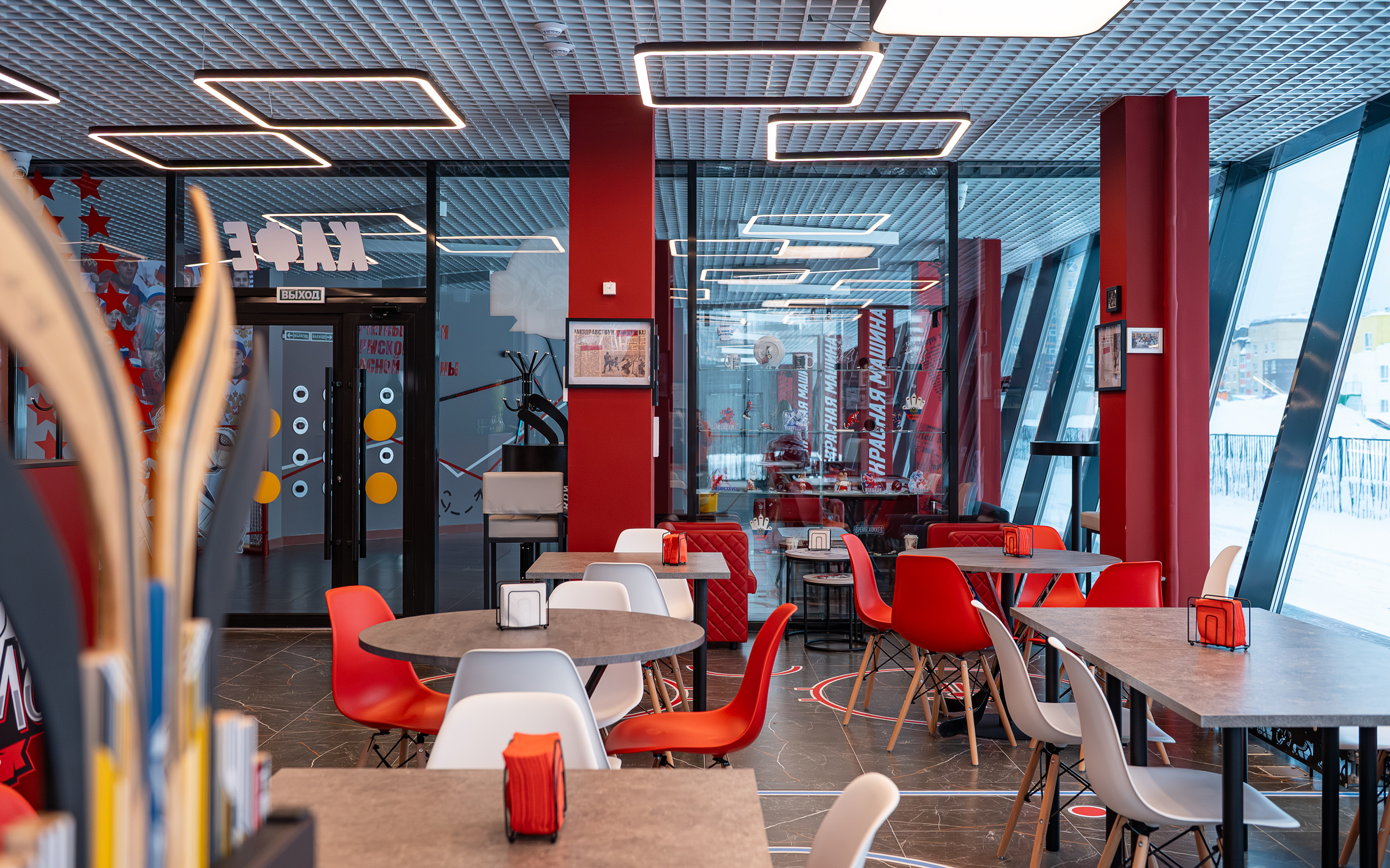 Кафе первого этажа и зона отдыха — фото 6